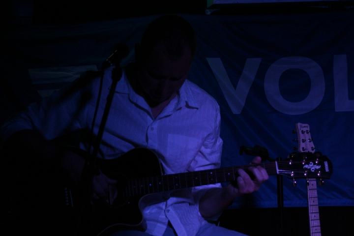 2008-11-28 M3_live at replugged 037.jpg